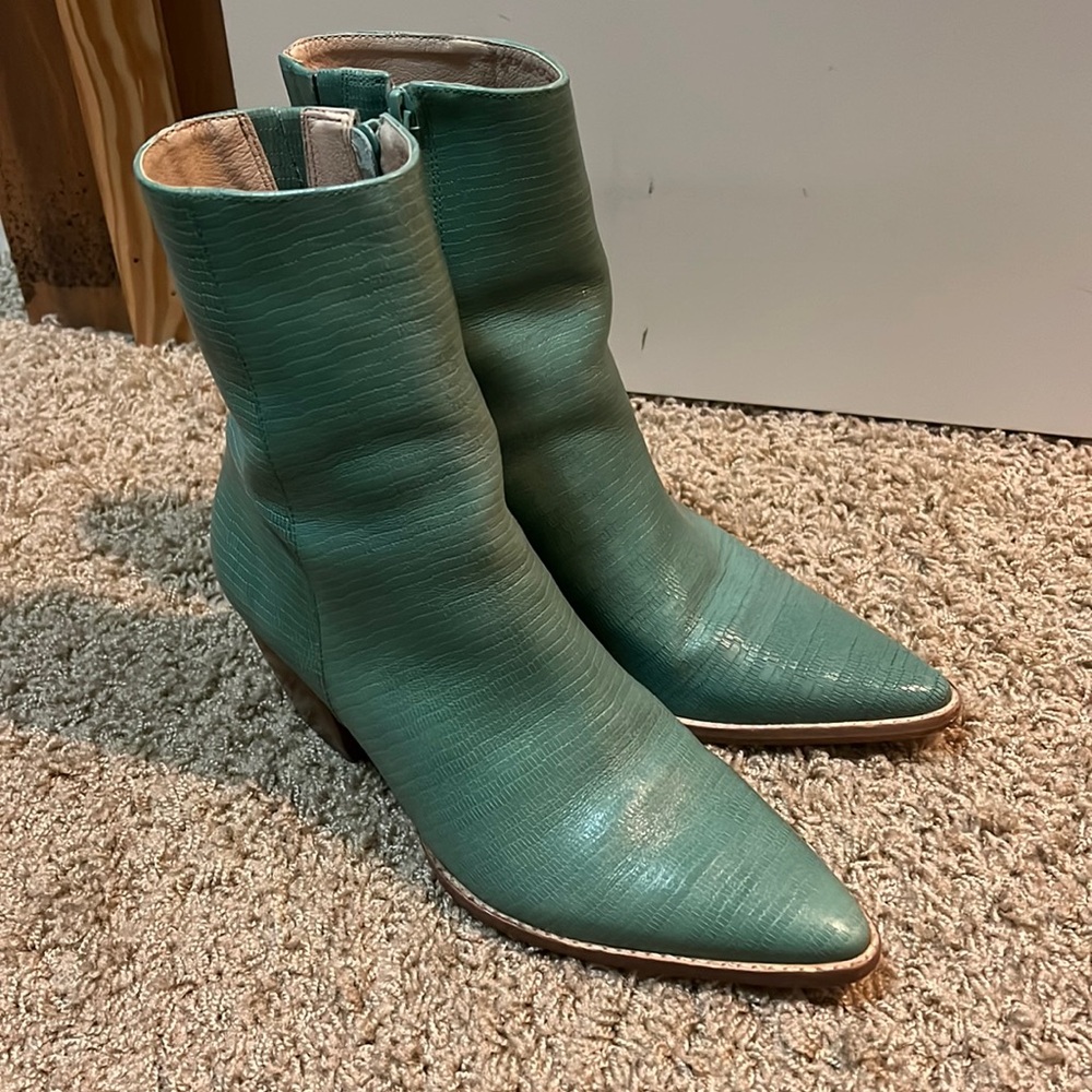 GREAT CONDITION SIZE 8M MATISSE CATY JADE SNAKE